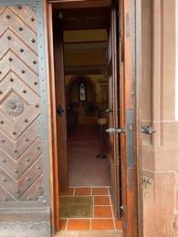 Ein geöffneter Türflügel erlaubt einen Blick in die leere Melanchthonkirche
